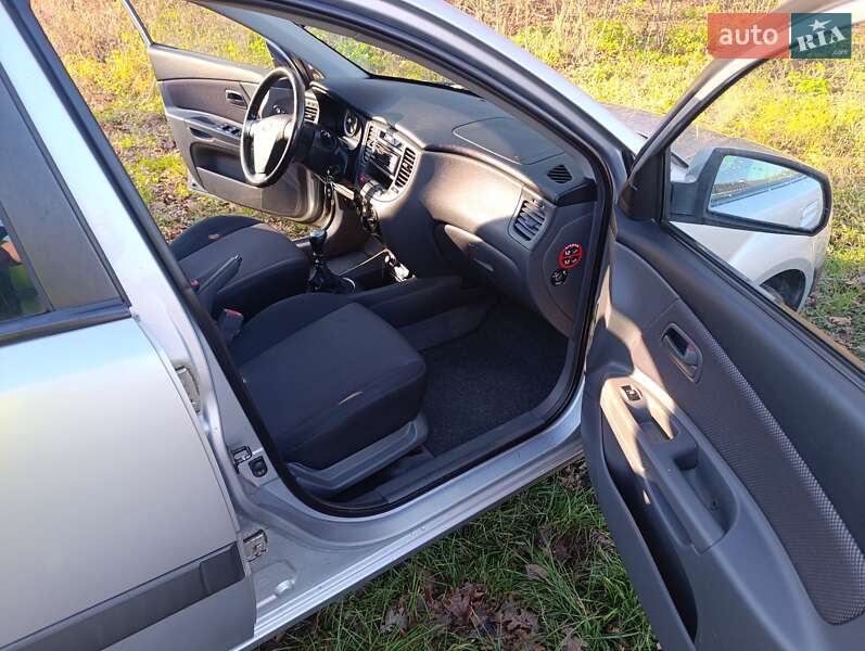 Хэтчбек Kia Rio 2005 в Онуфриевке