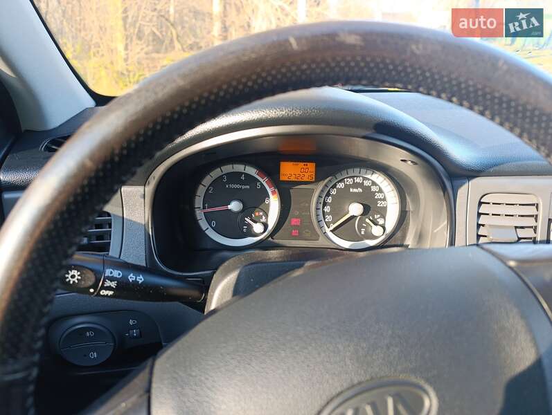 Хэтчбек Kia Rio 2005 в Онуфриевке