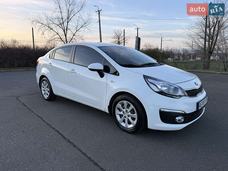 Седан Kia Rio 2016 в Кривом Роге