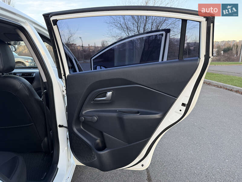 Седан Kia Rio 2016 в Кривом Роге