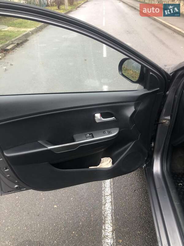 Седан Kia Rio 2013 в Ровно