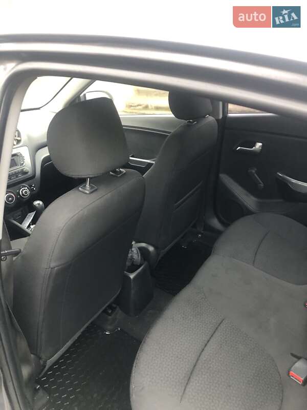 Седан Kia Rio 2013 в Ровно