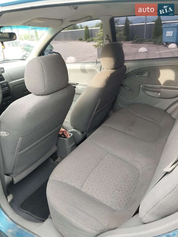 Седан Kia Rio 2006 в Хусте