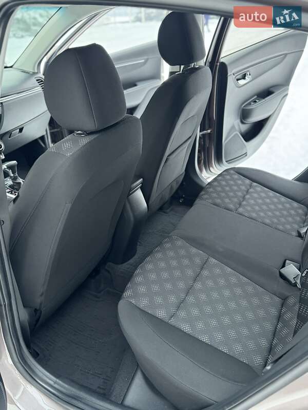 Седан Kia Rio 2017 в Киеве