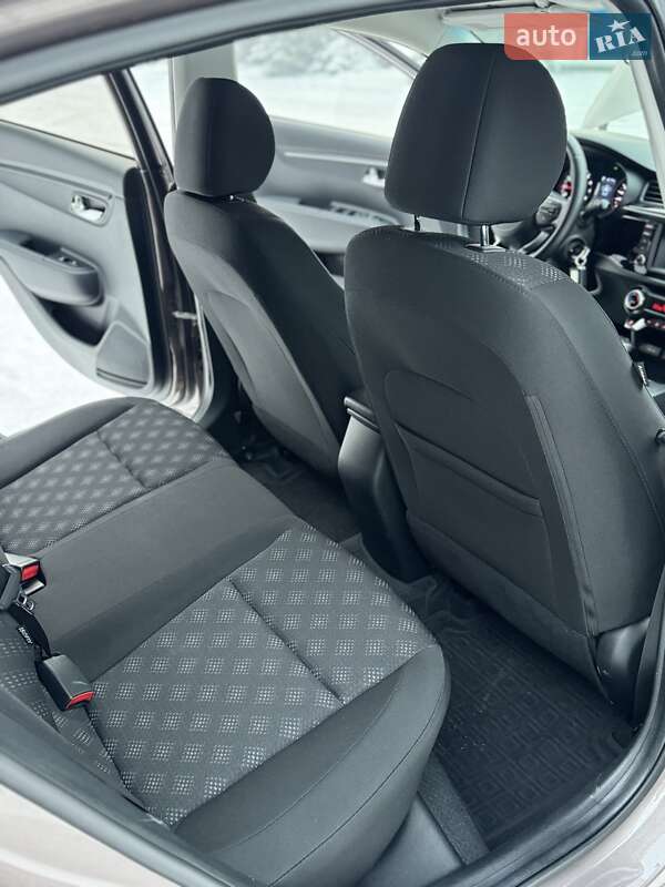 Седан Kia Rio 2017 в Киеве