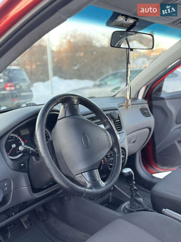 Хэтчбек Kia Rio 2005 в Львове
