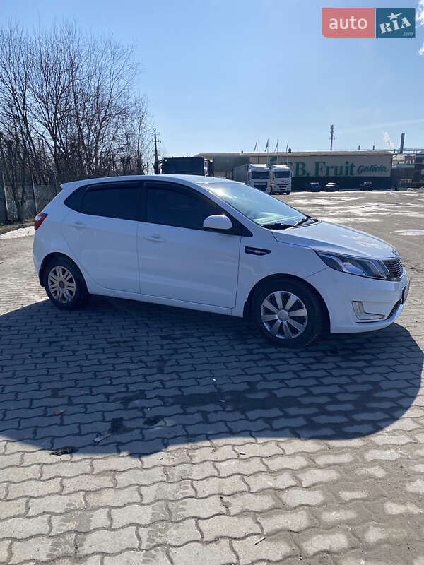 Хэтчбек Kia Rio 2012 в Городке