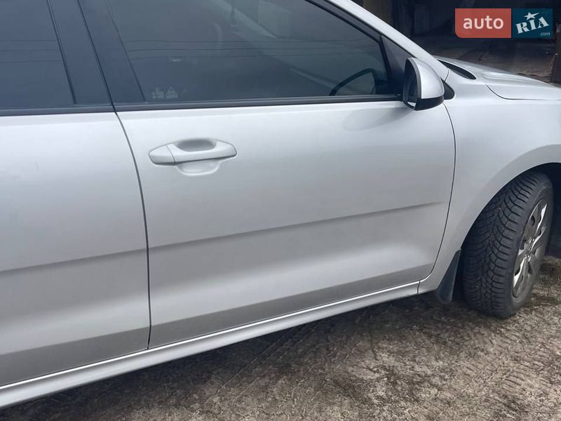 Седан Kia Rio 2017 в Зміїві