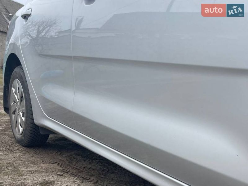 Седан Kia Rio 2017 в Зміїві