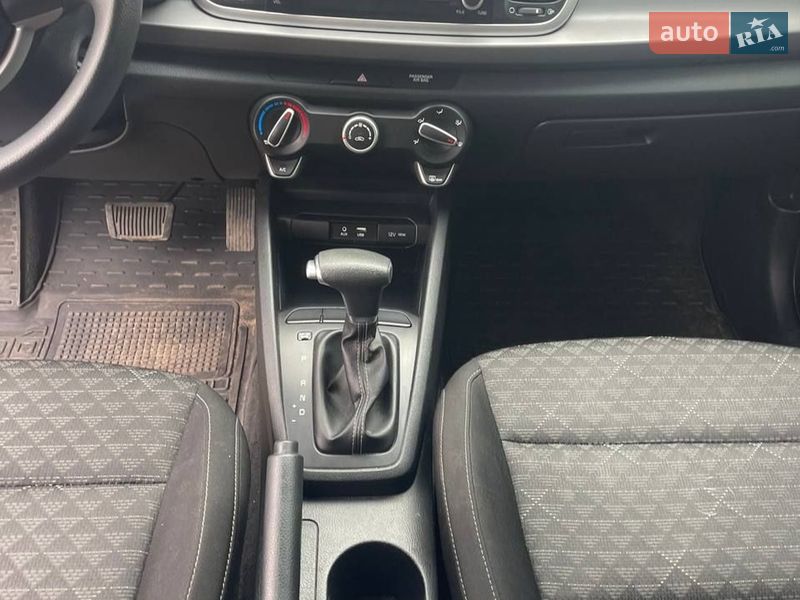 Седан Kia Rio 2017 в Зміїві