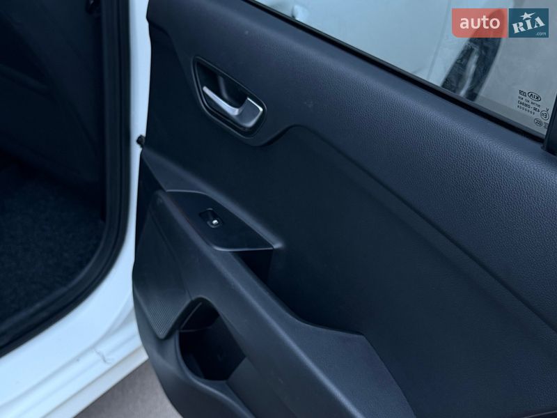 Хэтчбек Kia Rio 2017 в Киеве