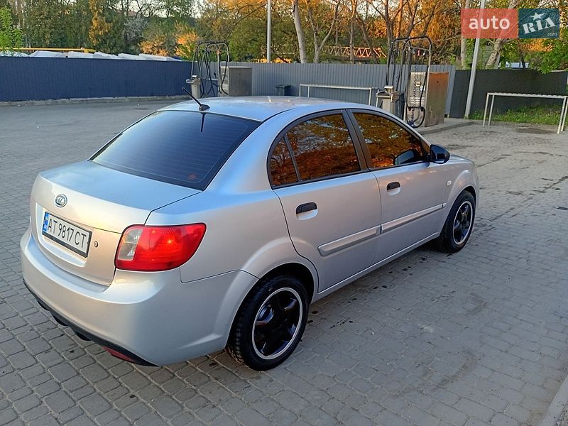 Седан Kia Rio 2010 в Ивано-Франковске