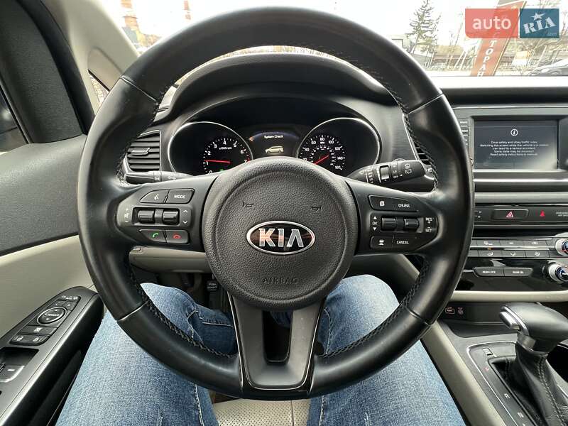 Минивэн Kia Sedona 2017 в Черновцах