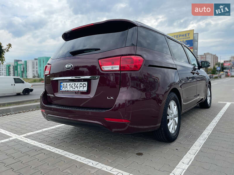 Минивэн Kia Sedona 2017 в Киеве