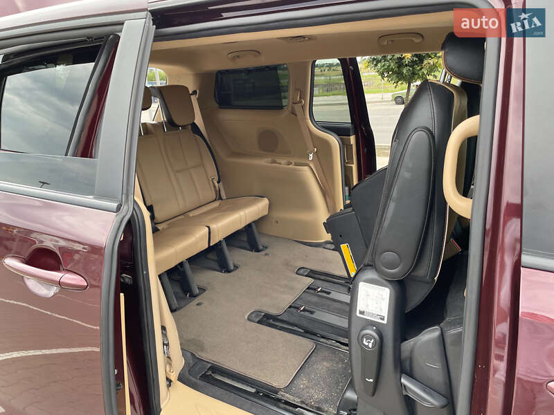 Минивэн Kia Sedona 2017 в Киеве