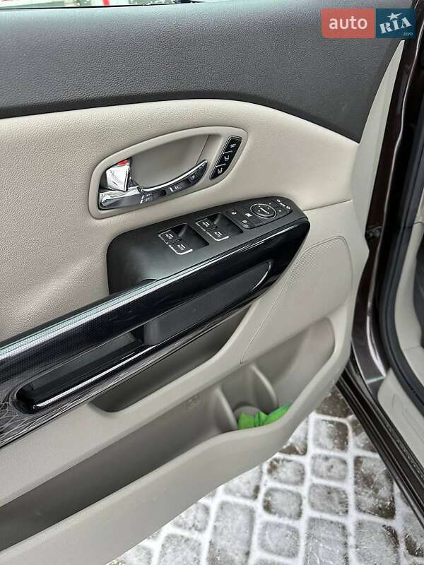 Мінівен Kia Sedona 2016 в Стрию