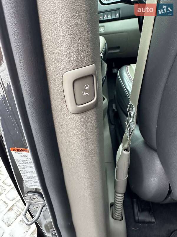 Мінівен Kia Sedona 2016 в Стрию