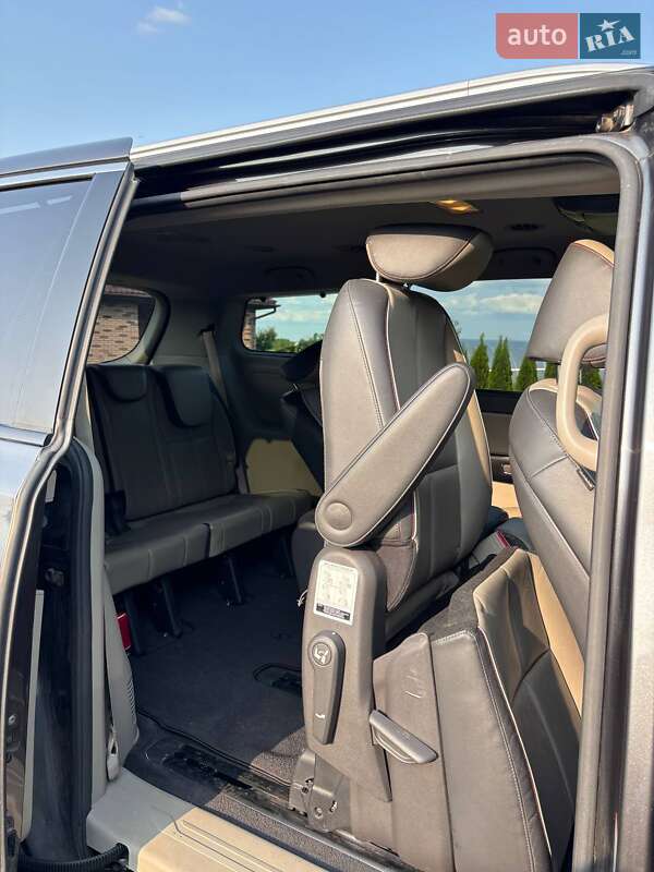 Минивэн Kia Sedona 2016 в Киеве