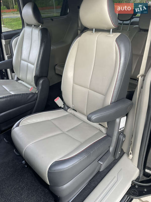 Минивэн Kia Sedona 2016 в Черновцах