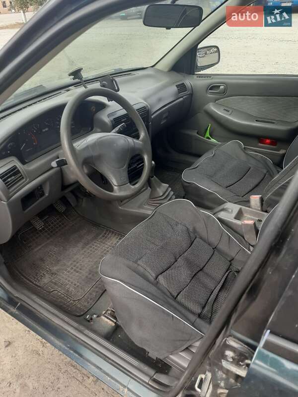 Седан Kia Sephia 1995 в Чернівцях