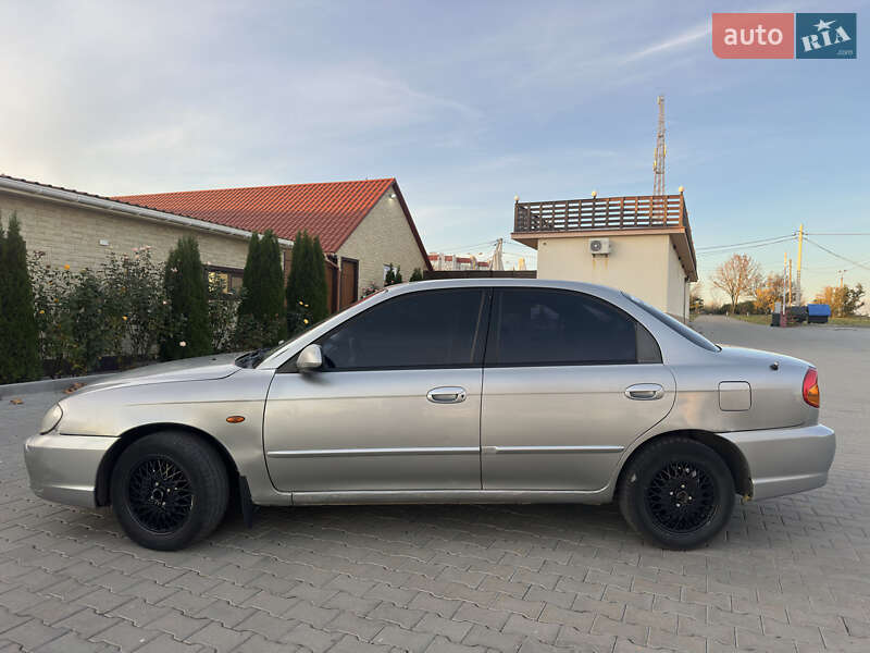 Седан Kia Sephia 2003 в Южном