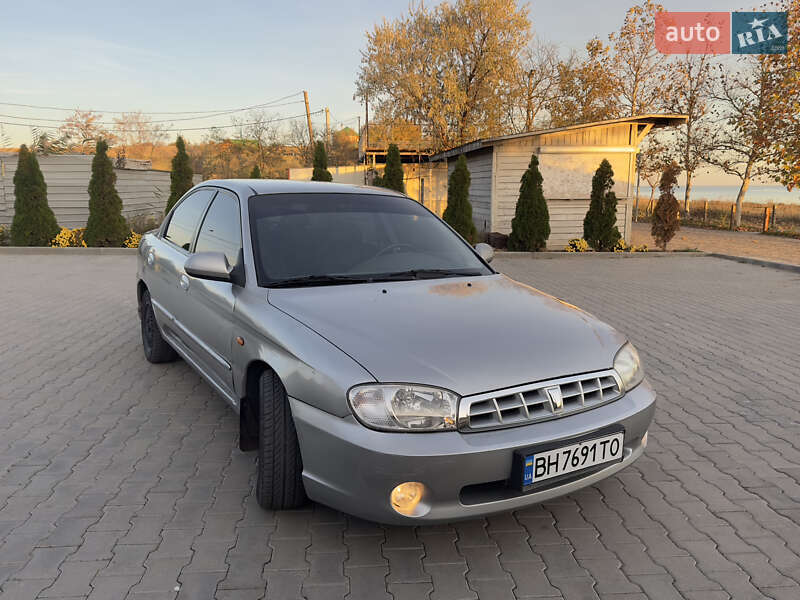 Седан Kia Sephia 2003 в Южном