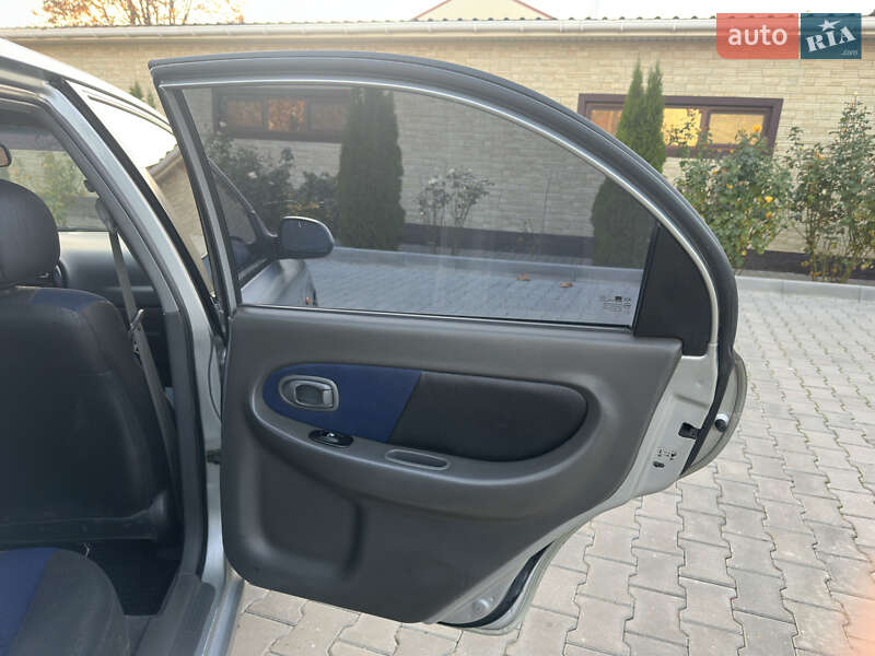 Седан Kia Sephia 2003 в Южном