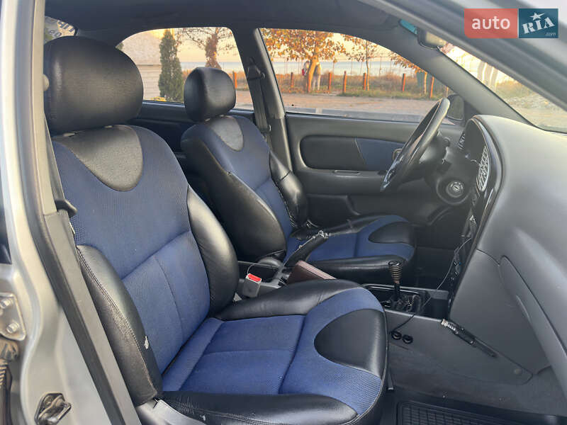 Седан Kia Sephia 2003 в Южном