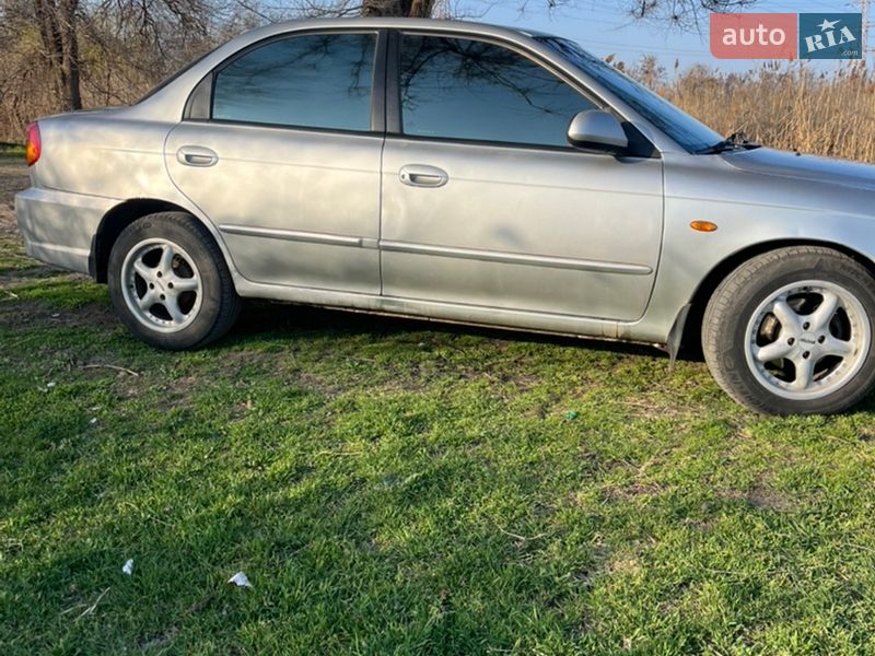Седан Kia Sephia 2004 в Кривом Роге