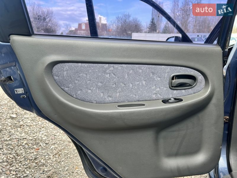 Седан Kia Sephia 2004 в Харькове