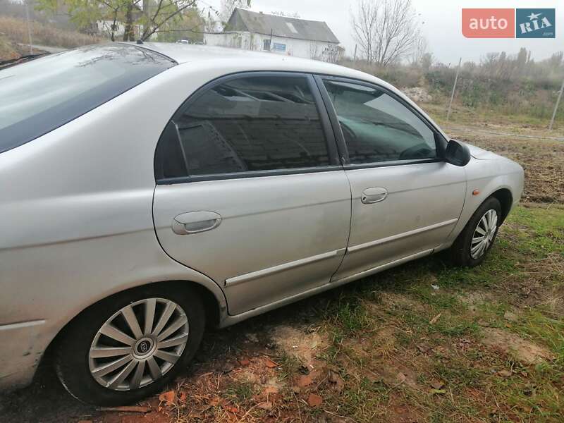 Седан Kia Shuma 2002 в Малині