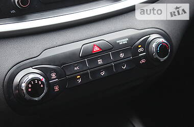 Позашляховик / Кросовер Kia Sorento 2016 в 