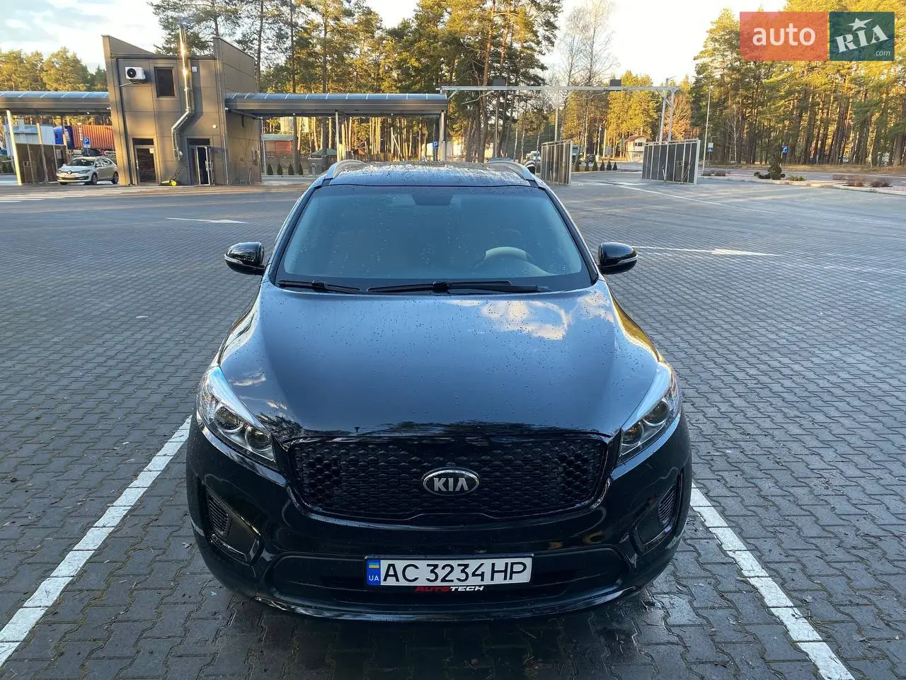 КІЯ СОРЕНТО 2015 РІК
Пропонується на продаж стильний та потужний кросовер Kia Sorento 2015 року. Це ідеальний вибір для тих, хто шукає надійне, комфортне та сучасне авто для щоденних поїздок і довгих подорожей.Просторий і комфортний салон на 5 осіб, з можливістю трансформації для перевезення великого багажу
 • Високий кліренс і відмінна прохідність, ідеальний для поїздок як по місту, так і за межами
 • Надійність і економічність в обслуговуванні
В комлекті зимова резина з дисками р17,фари відполіровані і захищені плівкою.
Це авто ідеально підходить для тих, хто шукає практичний та комфортний автомобіль для повсякденного використання, безпеку та ефективність на дорозі. Все працює бездоганно, технічний стан - на відмінно. Придбати таке авто — це завжди правильне рішення!