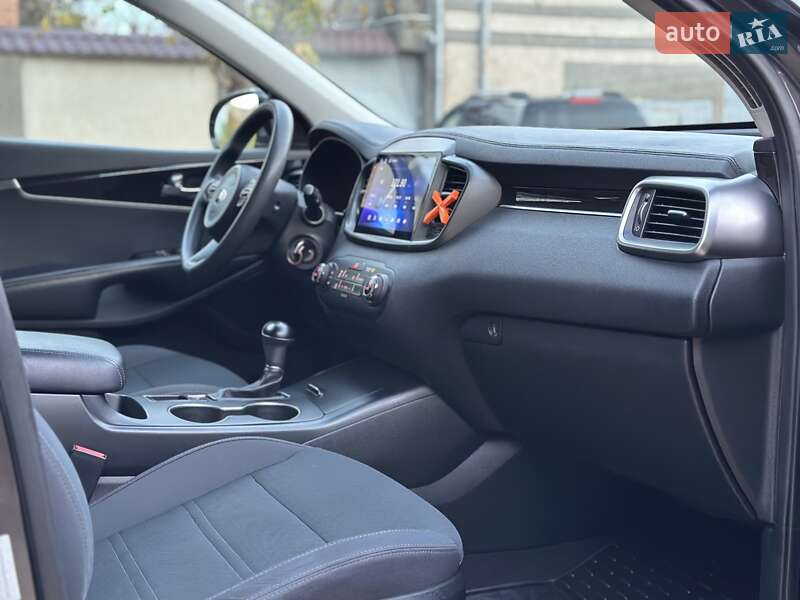 Позашляховик / Кросовер Kia Sorento 2017 в Одесі фото 24 Позашляховик / Кросовер Kia Sorento 2017 в Одесі