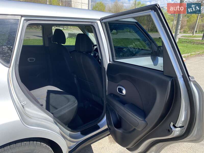 Позашляховик / Кросовер Kia Soul 2017 в Чернівцях