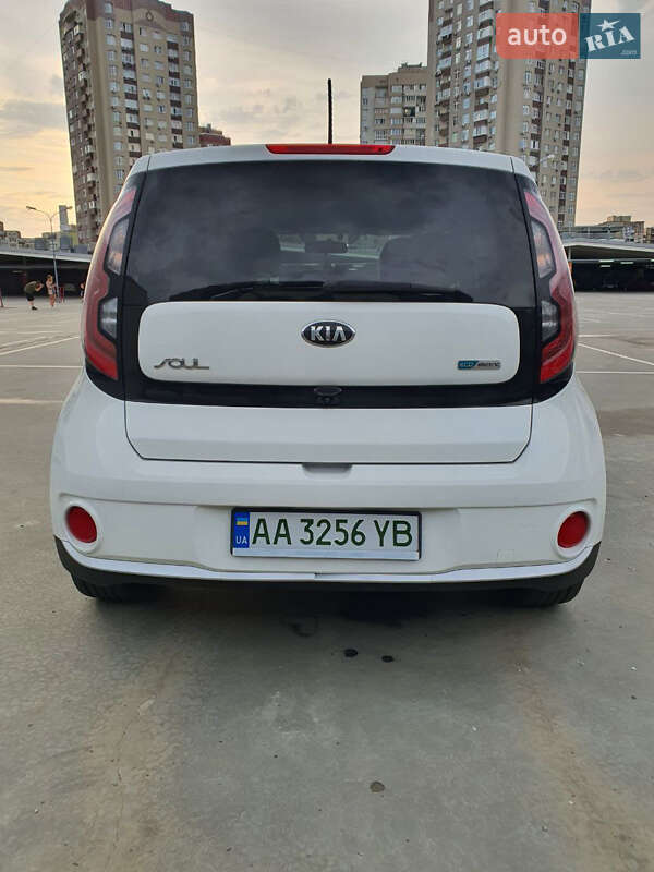 Позашляховик / Кросовер Kia Soul 2016 в Києві