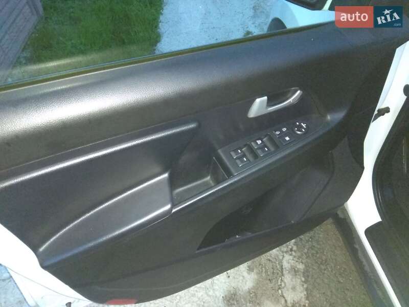 Внедорожник / Кроссовер Kia Sportage 2012 в Ивано-Франковске