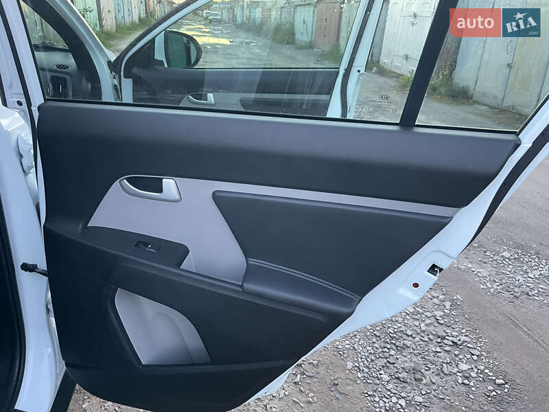 Позашляховик / Кросовер Kia Sportage 2015 в Львові