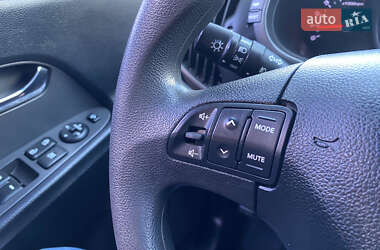 Внедорожник / Кроссовер Kia Sportage 2012 в 