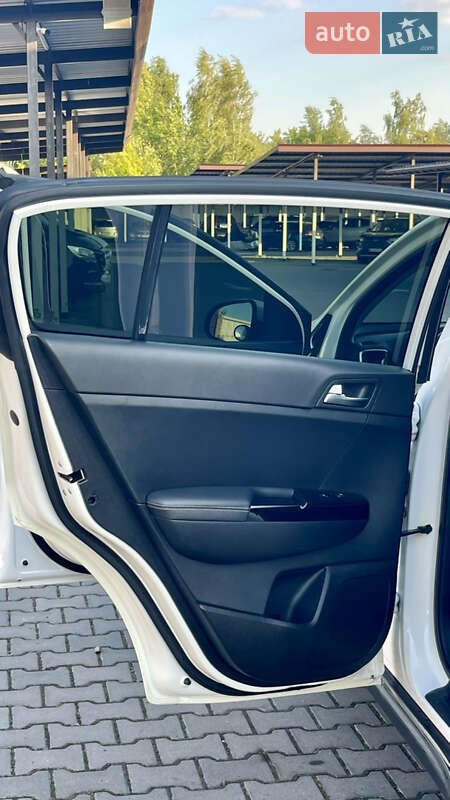 Внедорожник / Кроссовер Kia Sportage 2016 в Шептицькому