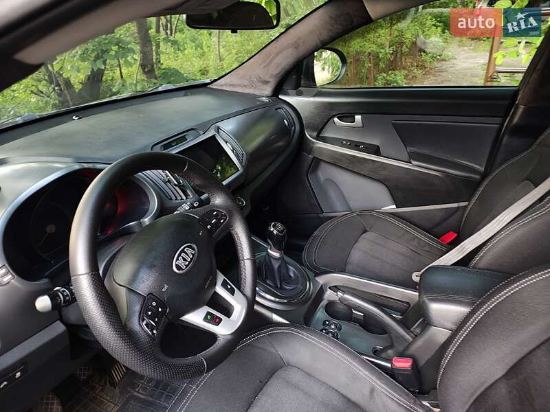 Позашляховик / Кросовер Kia Sportage 2012 в Чернівцях
