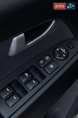 Внедорожник / Кроссовер Kia Sportage 2011 в 