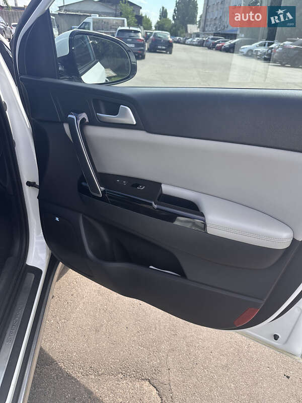 Позашляховик / Кросовер Kia Sportage 2016 в Києві