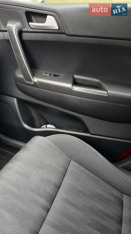 Позашляховик / Кросовер Kia Sportage 2016 в Луцьку