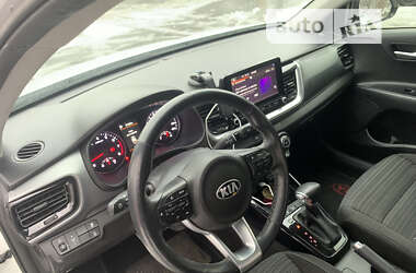 Внедорожник / Кроссовер Kia Stonic 2021 в 