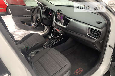Внедорожник / Кроссовер Kia Stonic 2021 в 