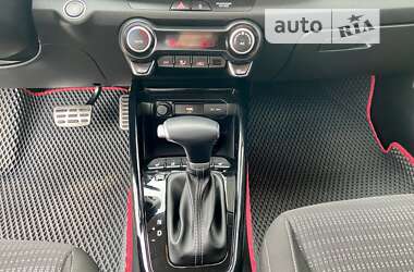Позашляховик / Кросовер Kia Stonic 2021 в 