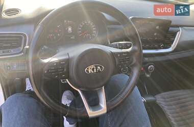 Внедорожник / Кроссовер Kia Stonic 2020 в 
