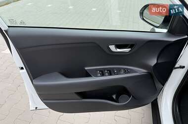 Внедорожник / Кроссовер Kia Stonic 2020 в 