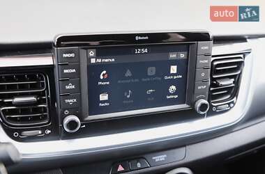 Внедорожник / Кроссовер Kia Stonic 2020 в 
